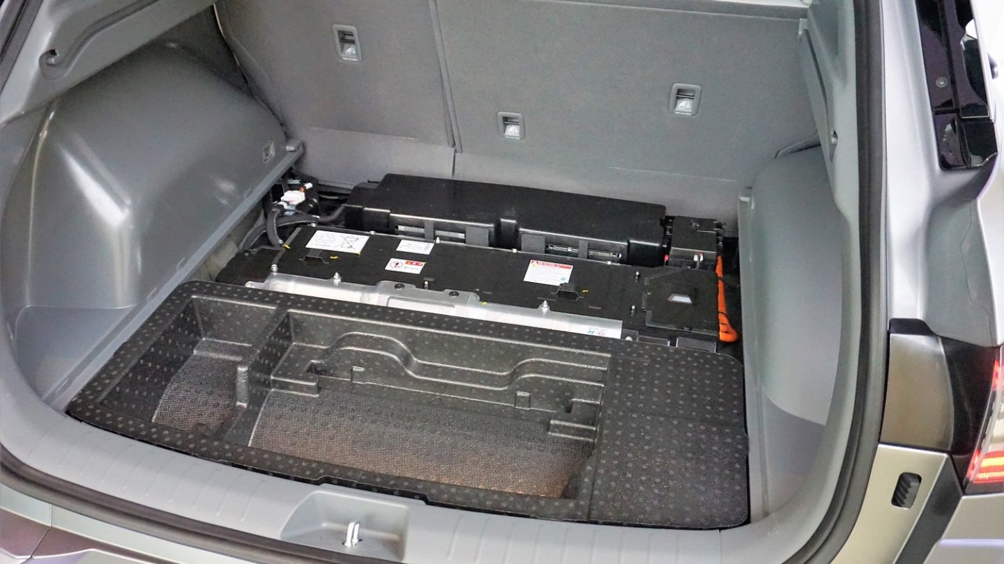 Einer von drei Wasserstofftanks sitzt unter dem Kofferraum, die anderen beiden vor der Hinterachse.