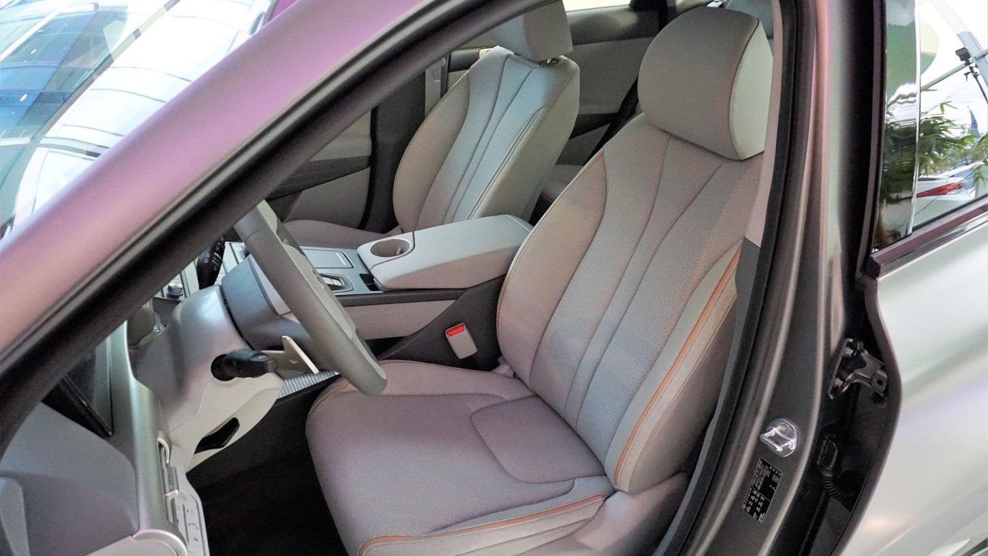 Bequeme Sitze mit Stoff-Leder-Bezug.