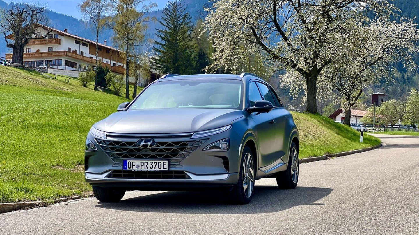 Der Mattlack kostet 600 Euro Aufpreis, der Testwagen insgesamt 83.100 Euro.