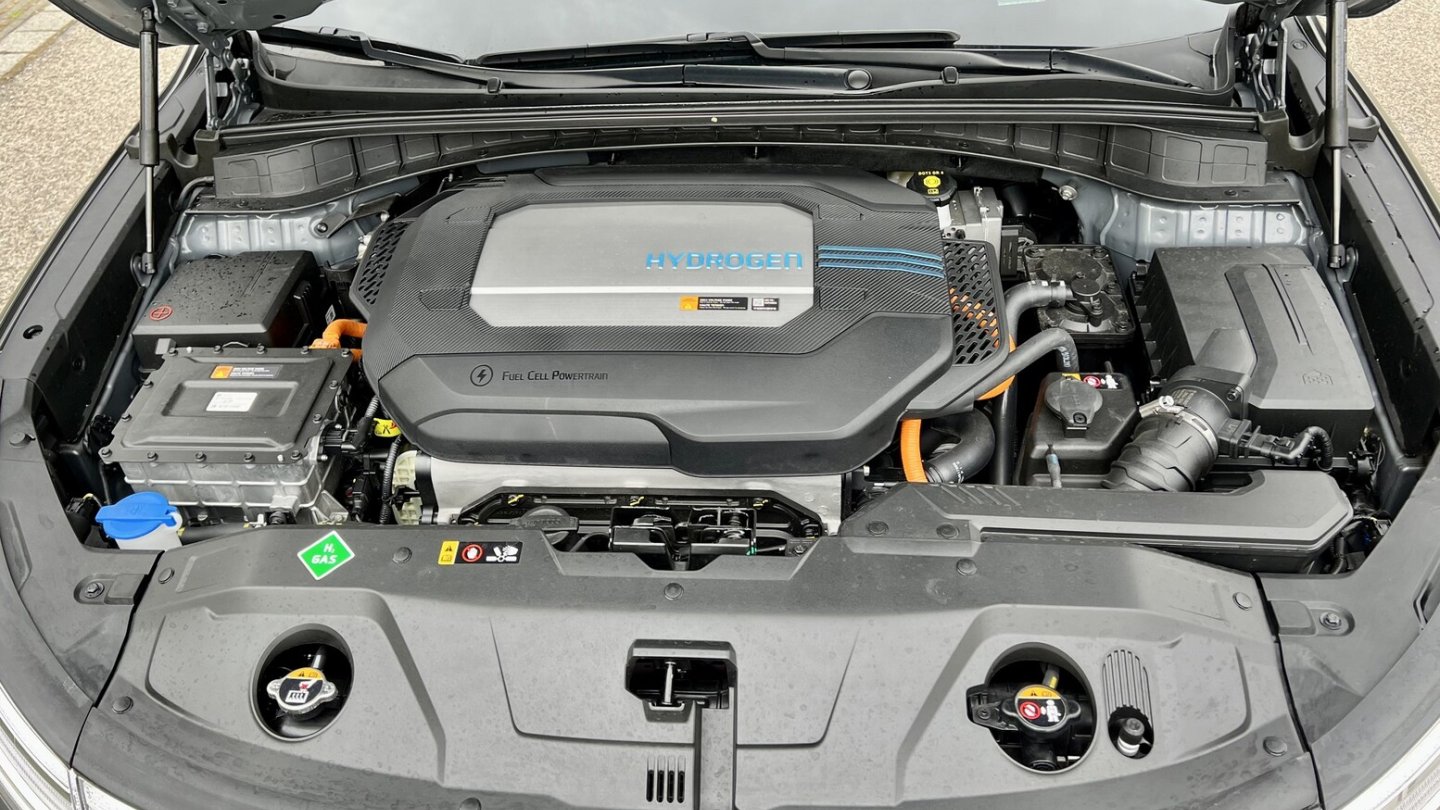 Brennstoffzelleneinheiten und Elektromotor sitzen unter der vorderen Haube.