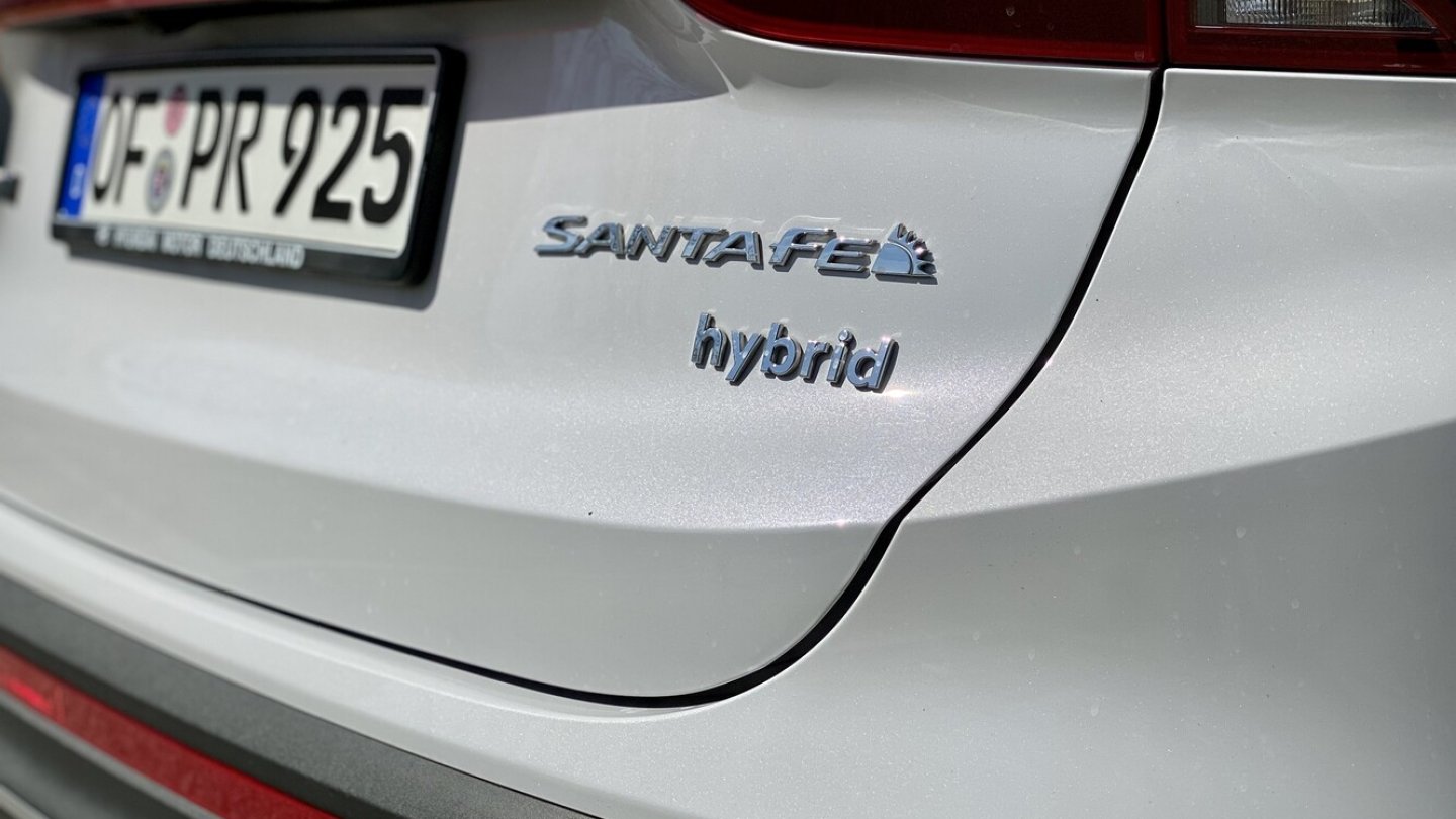 Der Schriftzug am Heck weist auf den Antrieb hin.