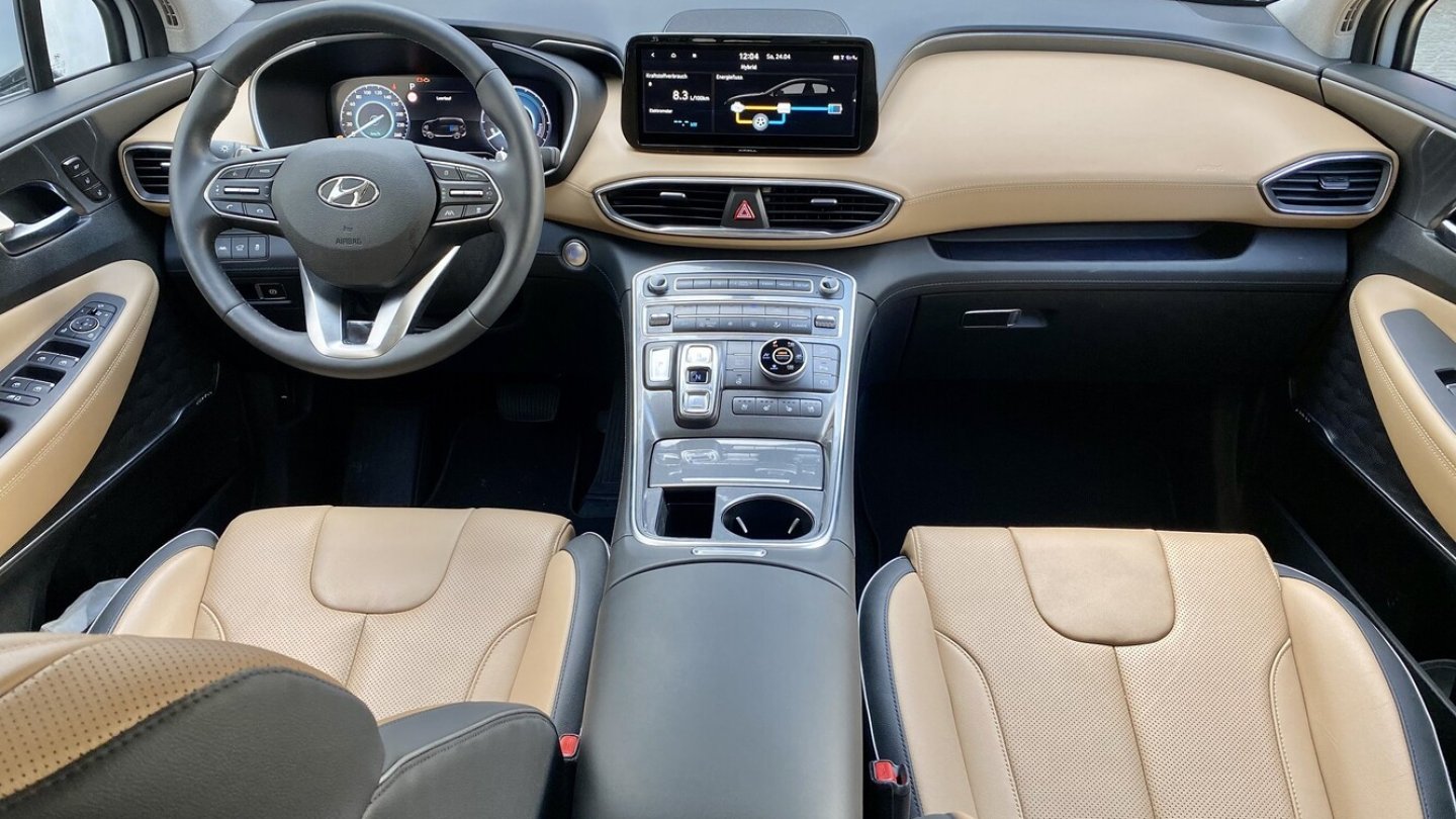 Das neue Cockpit wirkt auf den ersten Blick arg vollgeräumt, die Bedienung klappt aber gut.