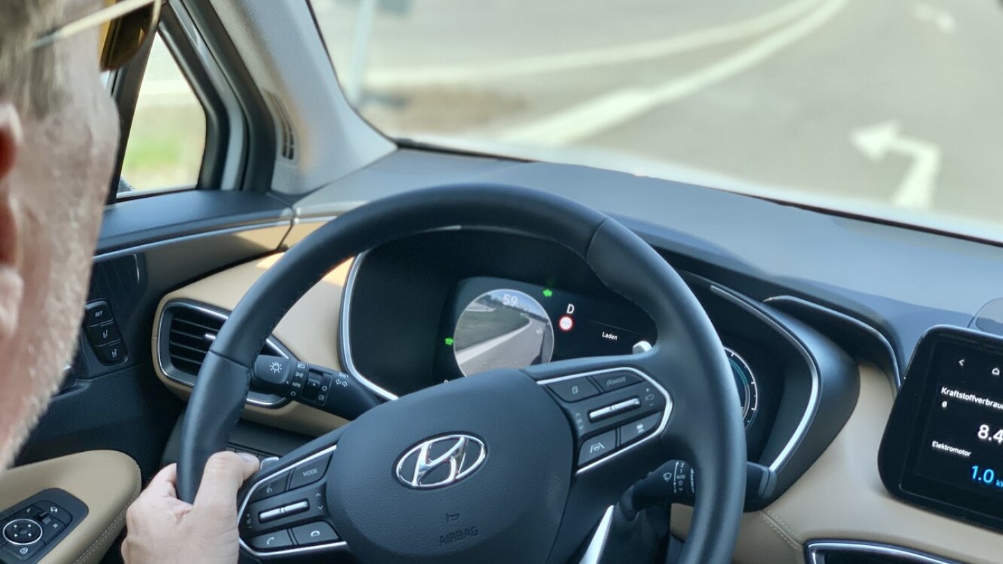 Der Totwinkelwarner mit Monitoranzeige ist im Santa Fe Prime serienmäßig.