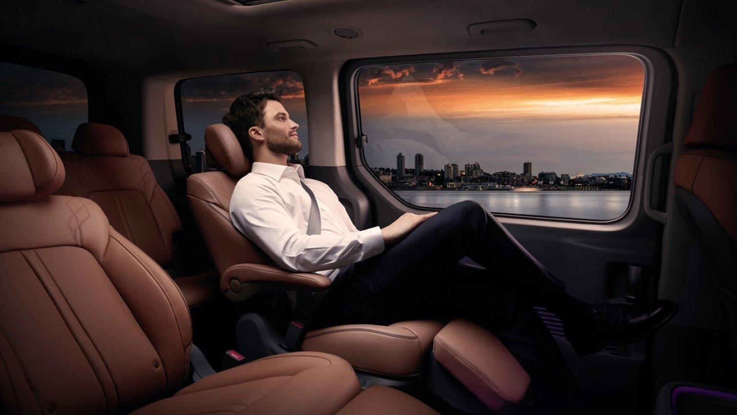 Die Luxusversio bringt zwei Liegesessel in der zweiten Reihe mit.