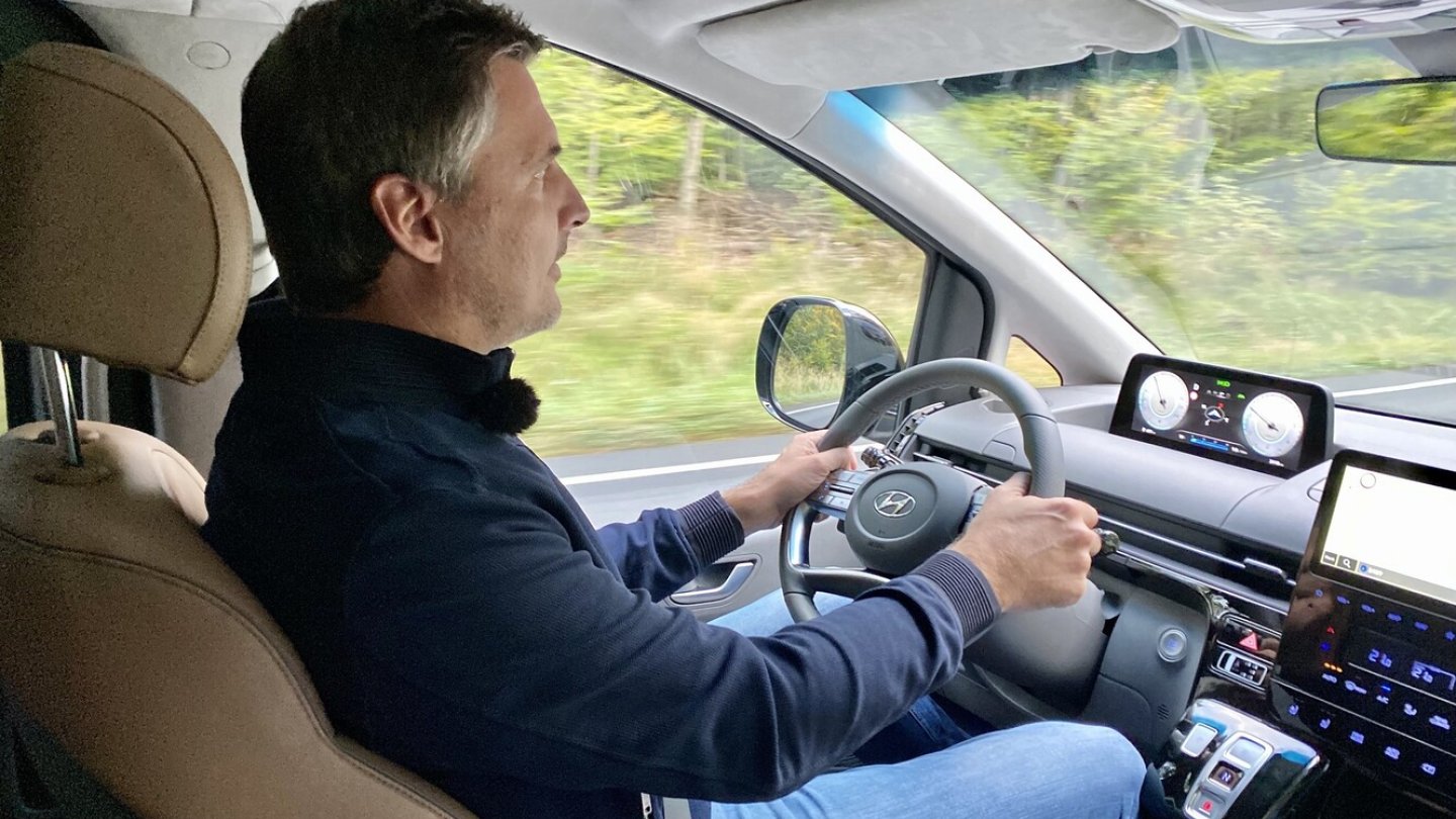 Der kräftige Dieselmotor passt gut zum Hyundai Staria.