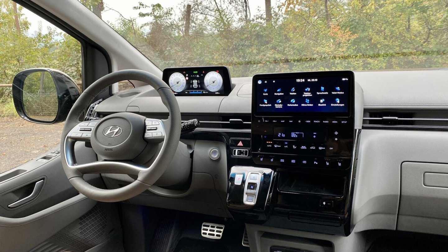 Die Rundinstrumente liegen weit vorne und über dem Lenkradkranz.