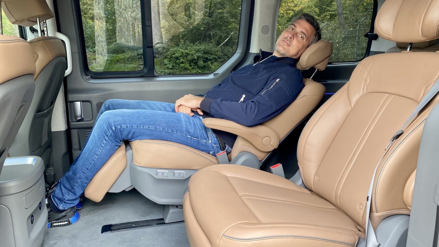 Der Hyundai Staria Signature kommt mit zwei elektrischen Liegesitzen im Fond.