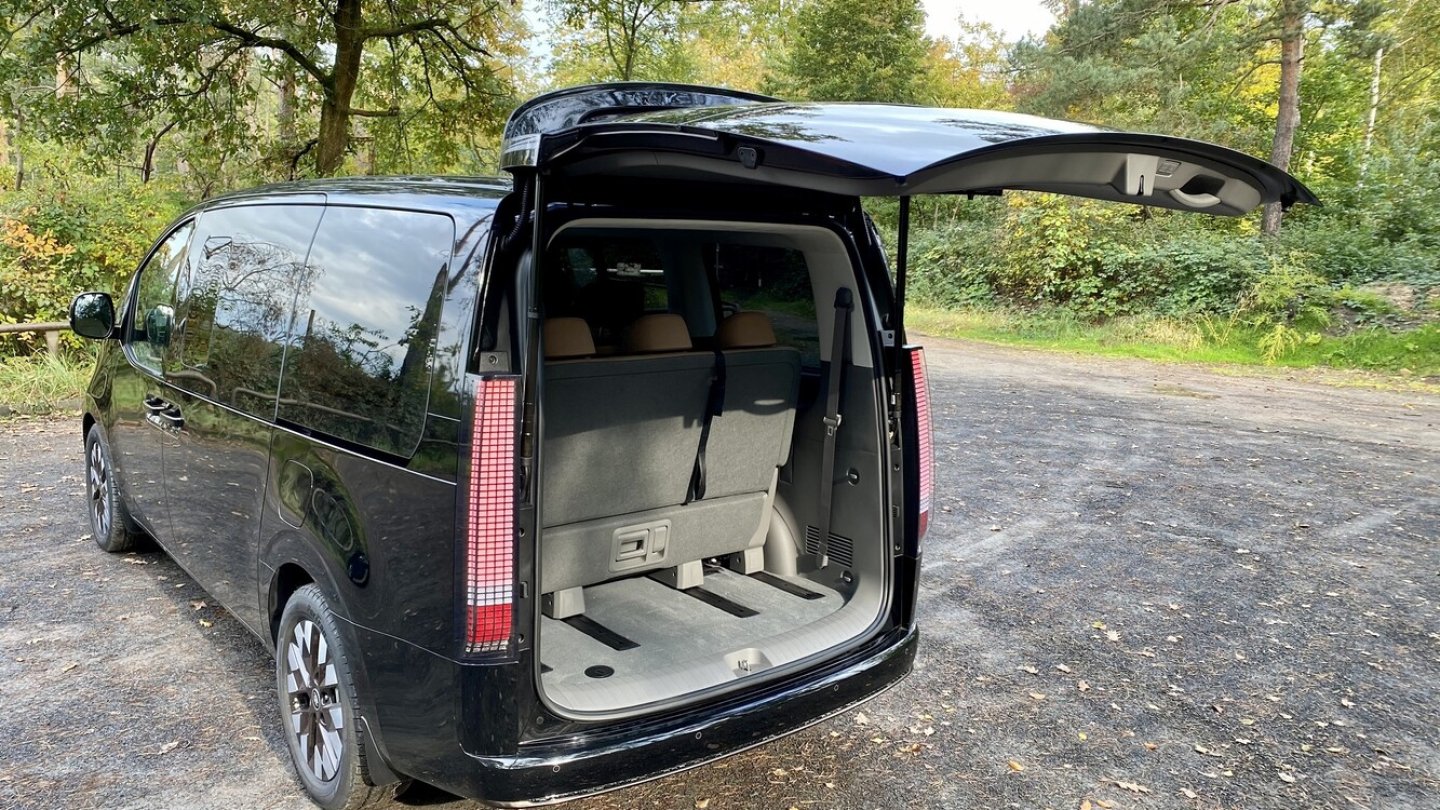 Hinter der verschiebbaren Rücksitzbank bleibt nur wenig Platz für Gepäck oder Kinderwagen.