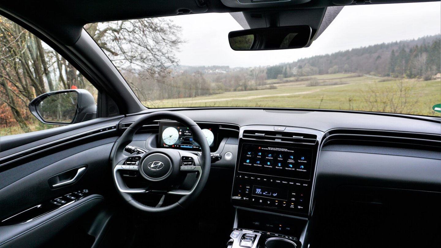 Die Mittelkonsole im Hyundai Tucson ist leicht zum Fahrer geneigt.