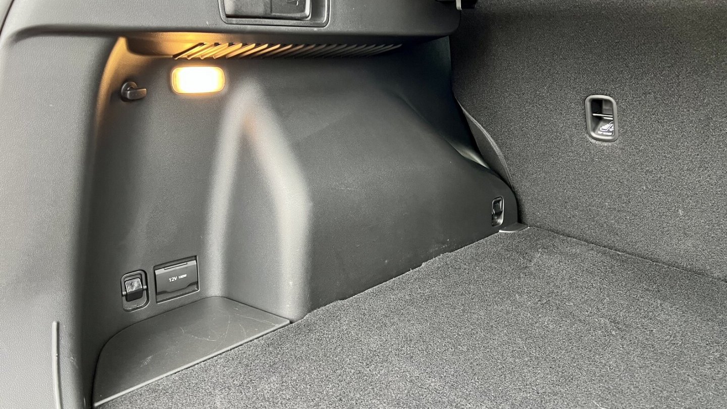 Die Seitenwände des Kofferraums tragen kratzempfindliches Hartplastik.