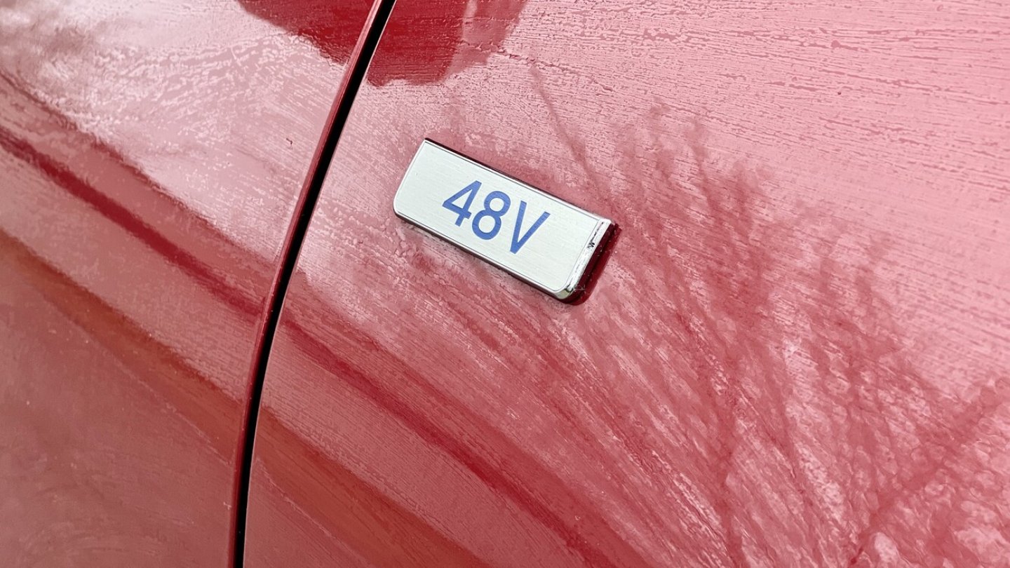 Das 48V-Emblem auf dem Kotflügel ziert den Moldhybrid.