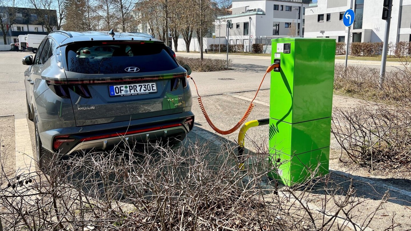 An der 22-kW-Säule lädt der Tucson PHEV mit 4,6 kW.