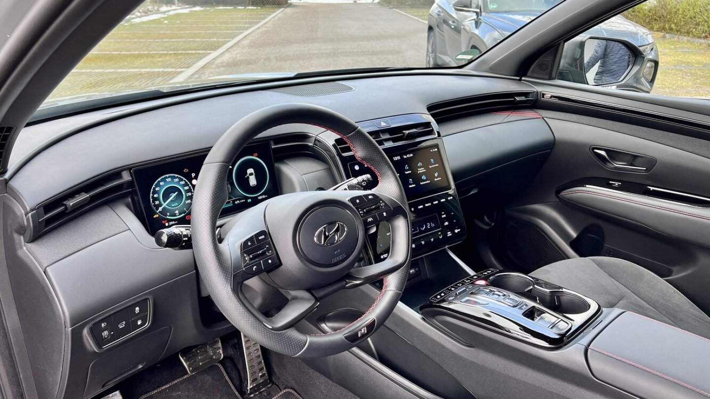 Das Tucson-Cockpit wird mit N-Logos und roten Details aufgewertet.