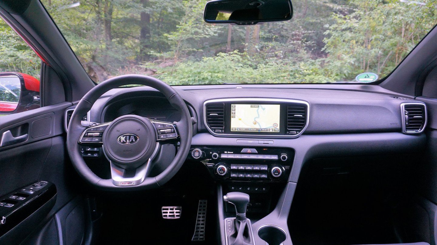 Der Kia trägt den Monitor weiterhin im Cockpit.