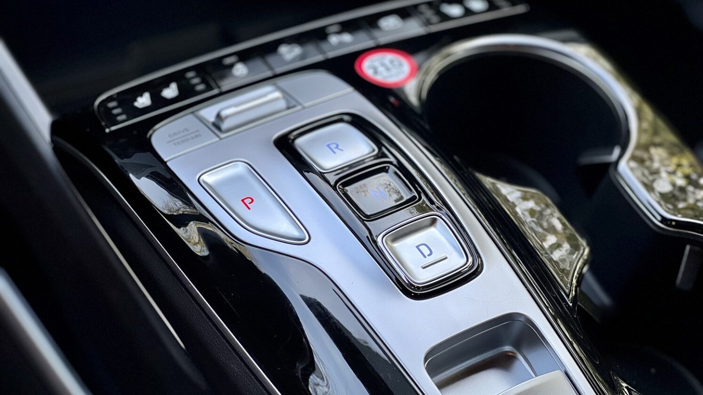 Das Hyundai-Getriebe wird über Knöpfe bedient.