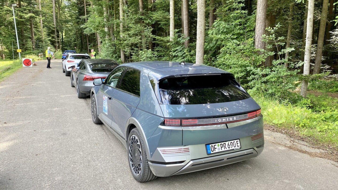 Kurzer Stau vor einer der Wertungsprüfungen.