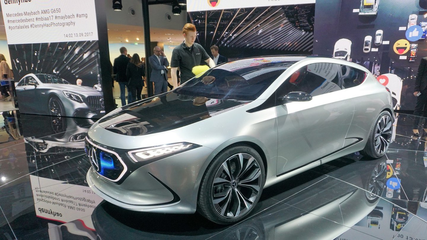 Mercedes zeigt sich digital: Instagram-Monioring am Messestand.