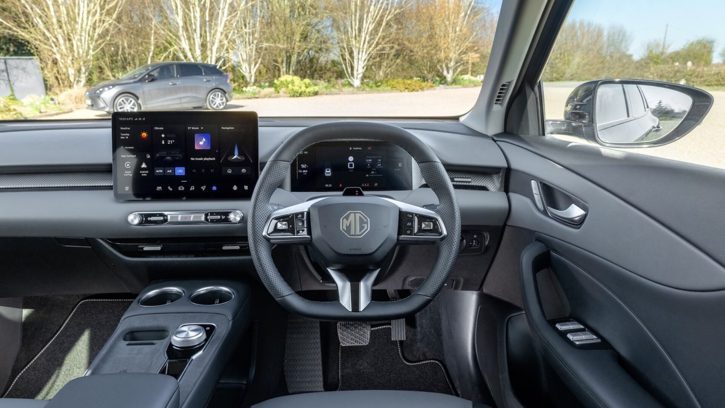 Das Cockpit des MGS5 EV, hier als Rechtslenker für den britischen Markt.