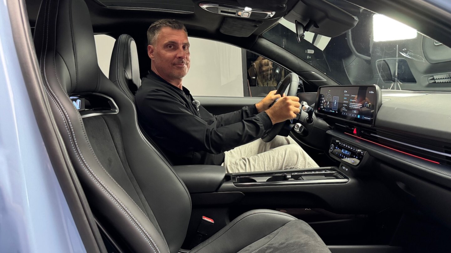 Die manuell verstellbaren Vordersitze sind etwas hoch montiert.