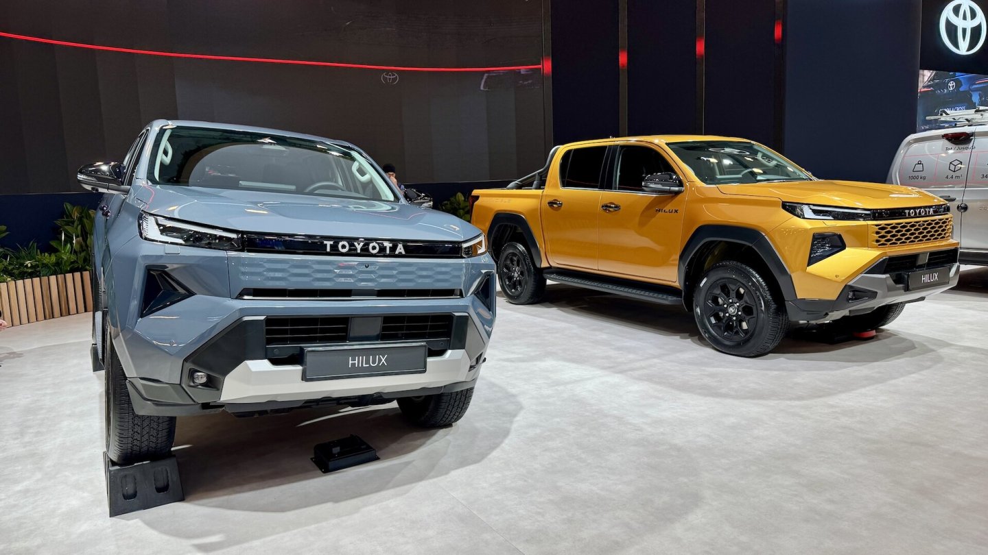 Der elektrische Hilux, hier links im Bild, unterscheidet sich an der Front deutlich vom Diesel-Bruder.