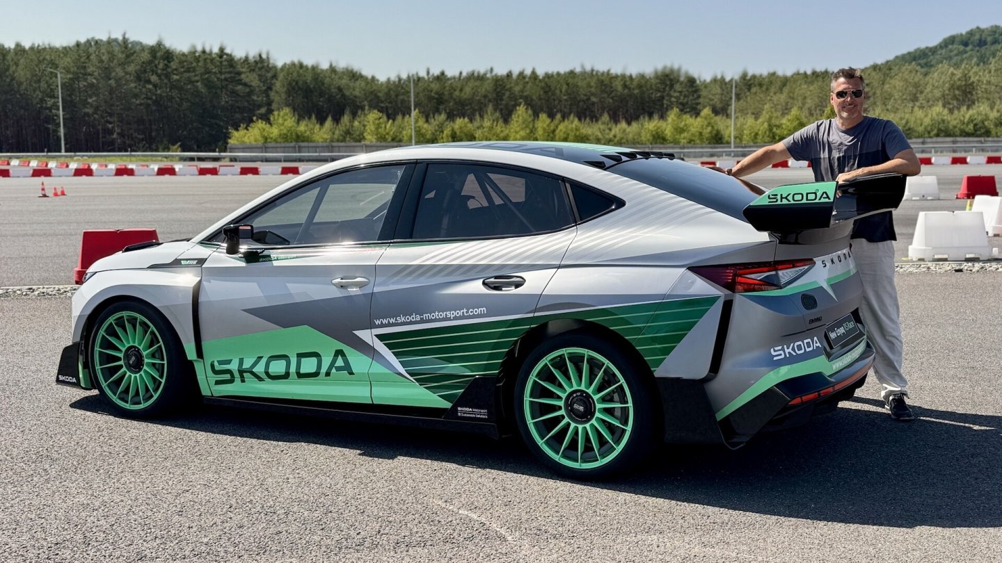 Der mächtige Heckflügel sorgt für besseren Anpressdruck bei hohem Tempo.