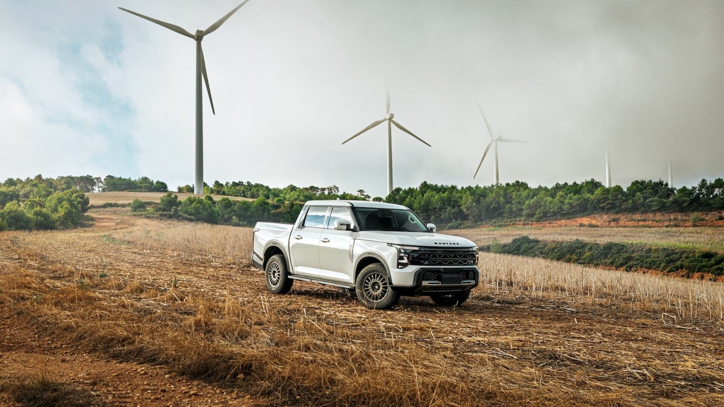 Der Santana 400 wird stets mit Doppelkabine, aber in zwei Antriebsvarianten angeboten.