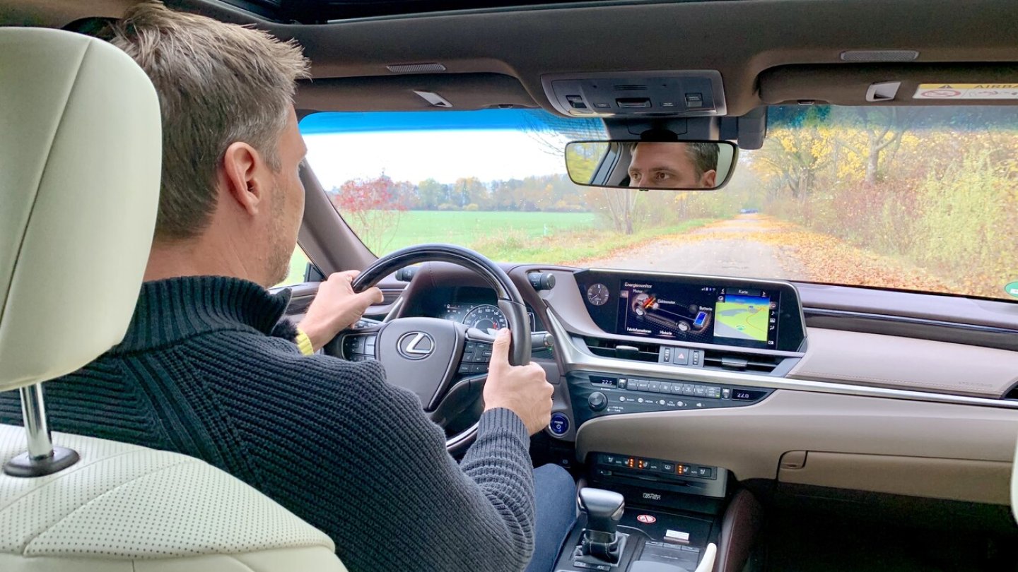 Entspannt Cruisen im Lexus ES 300h.