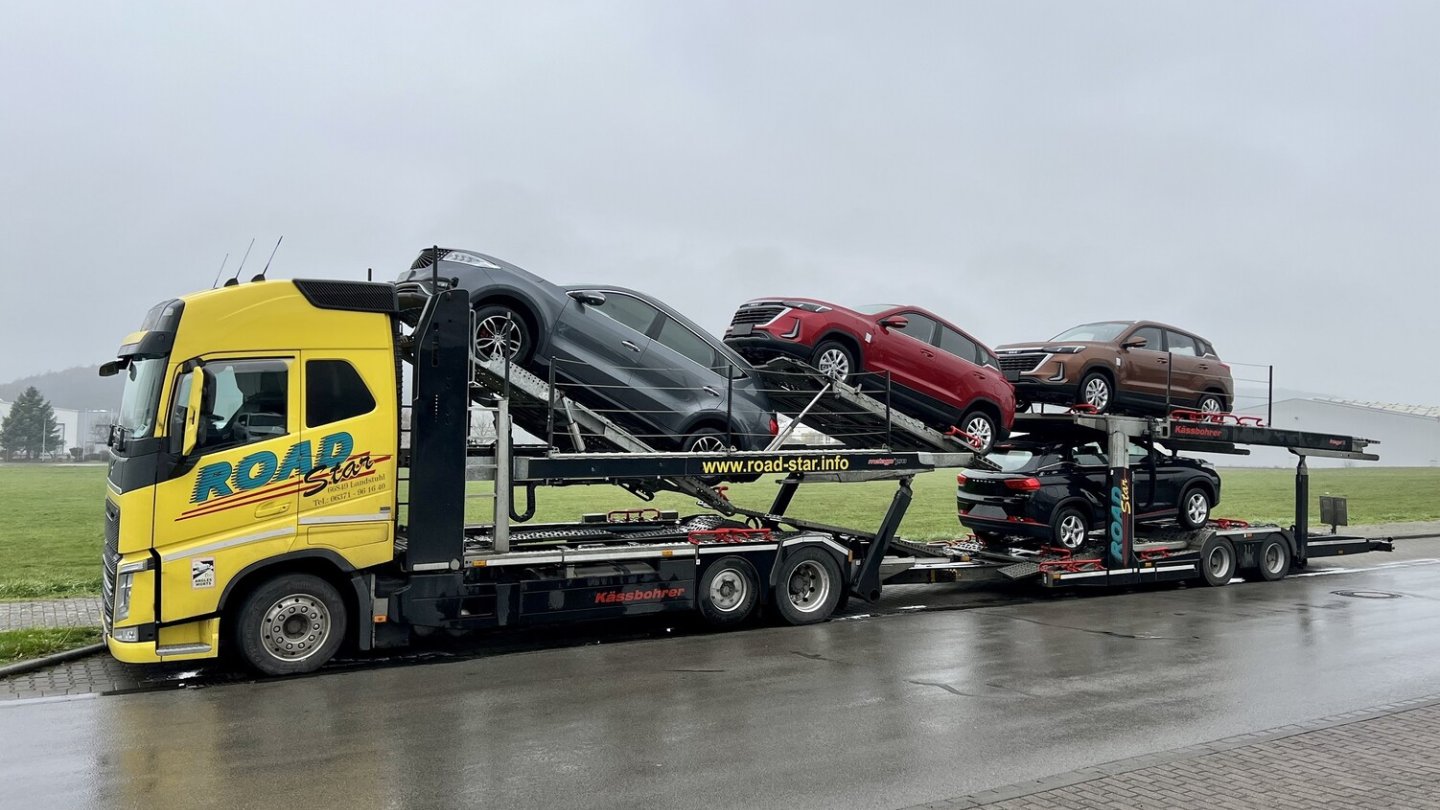 Eine Fahrzeug-Spedition gehört zum Firmenverbund: Road Star liefert die Autos zu den Händlern.