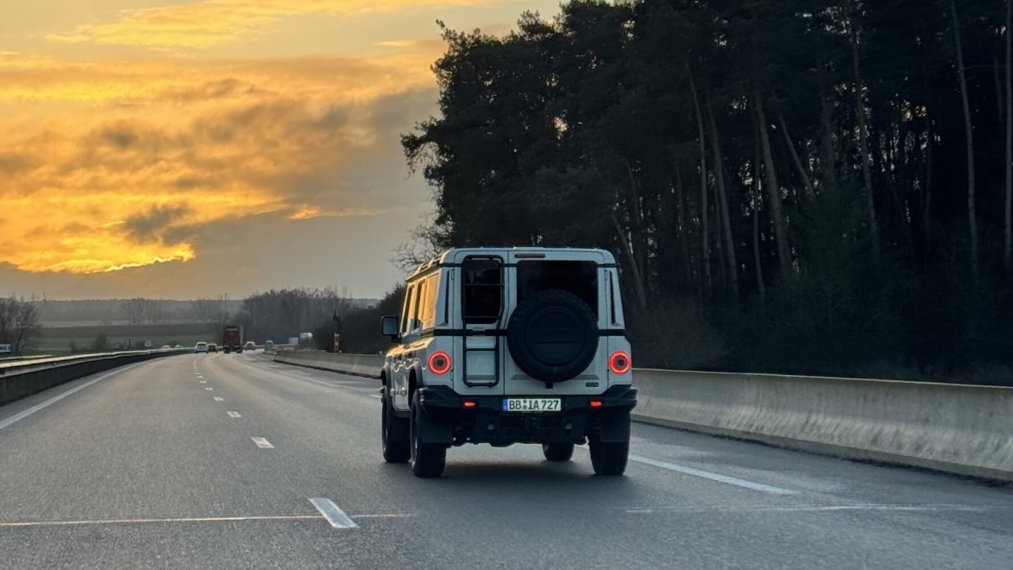 Autobahn-Romantik mit einem waschechten Offroader.