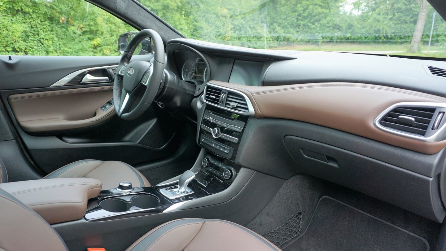 Edel zeigt sich der Infiniti Q30 auch im Cockpit.