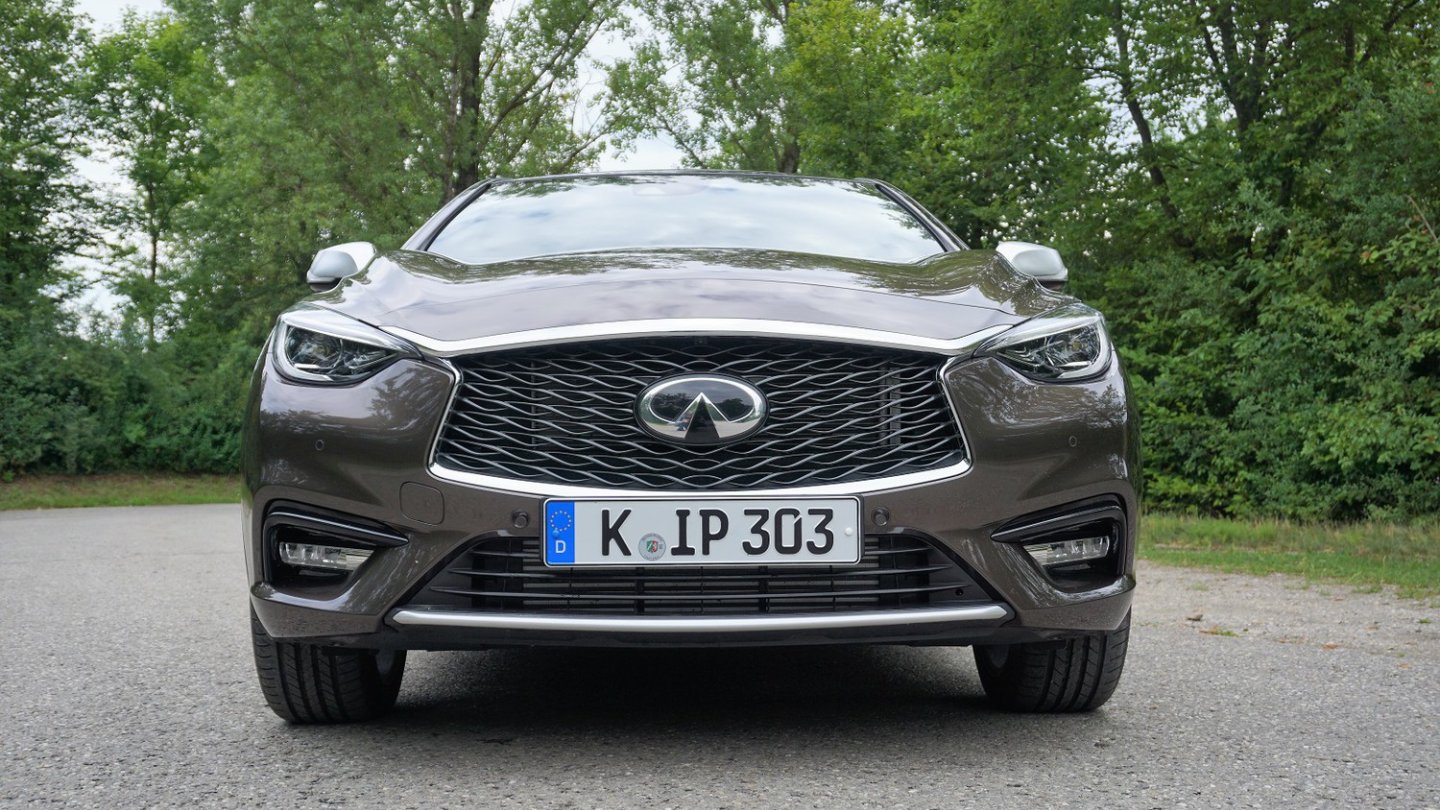 Infiniti leitet sich von Infinity, dem englischen Wort für Unendlichkeit ab. Dahin führt die Straße im Logo.