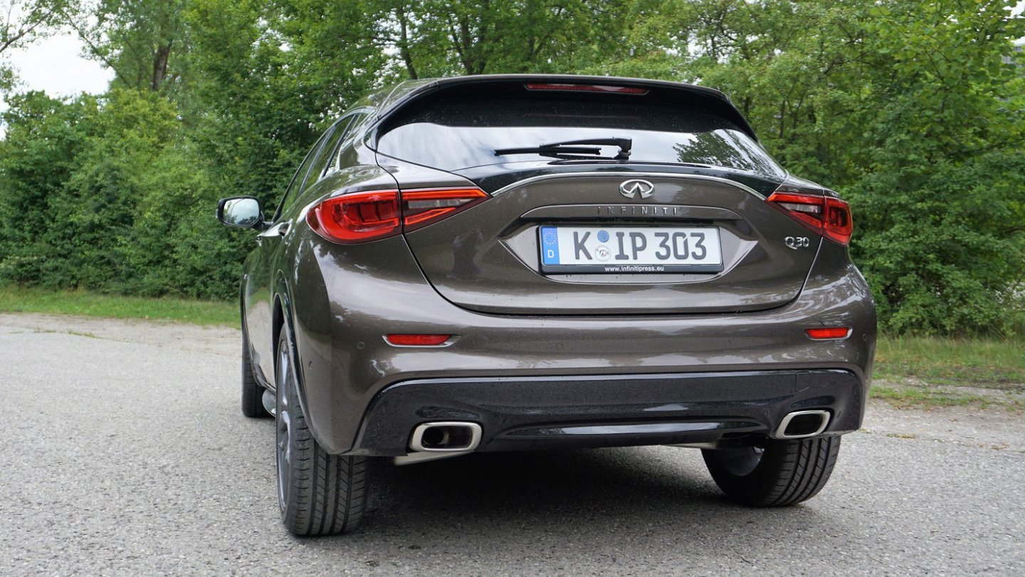 Auch am Heck zeigt der Q30 seinen eigenen Stil.