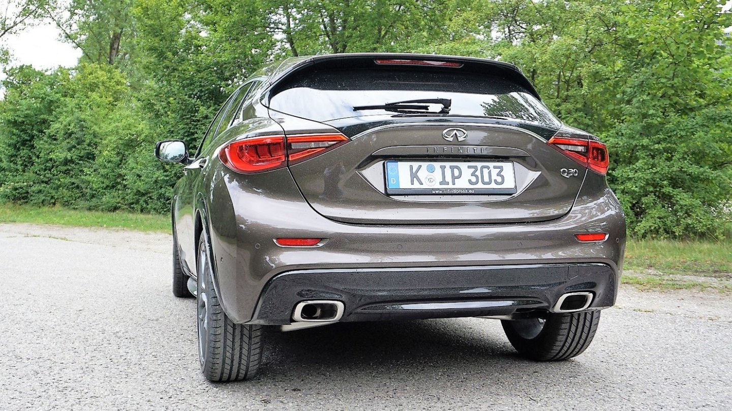 Das Heck des Infiti Q30 ist nicht sehr übersichtlich.