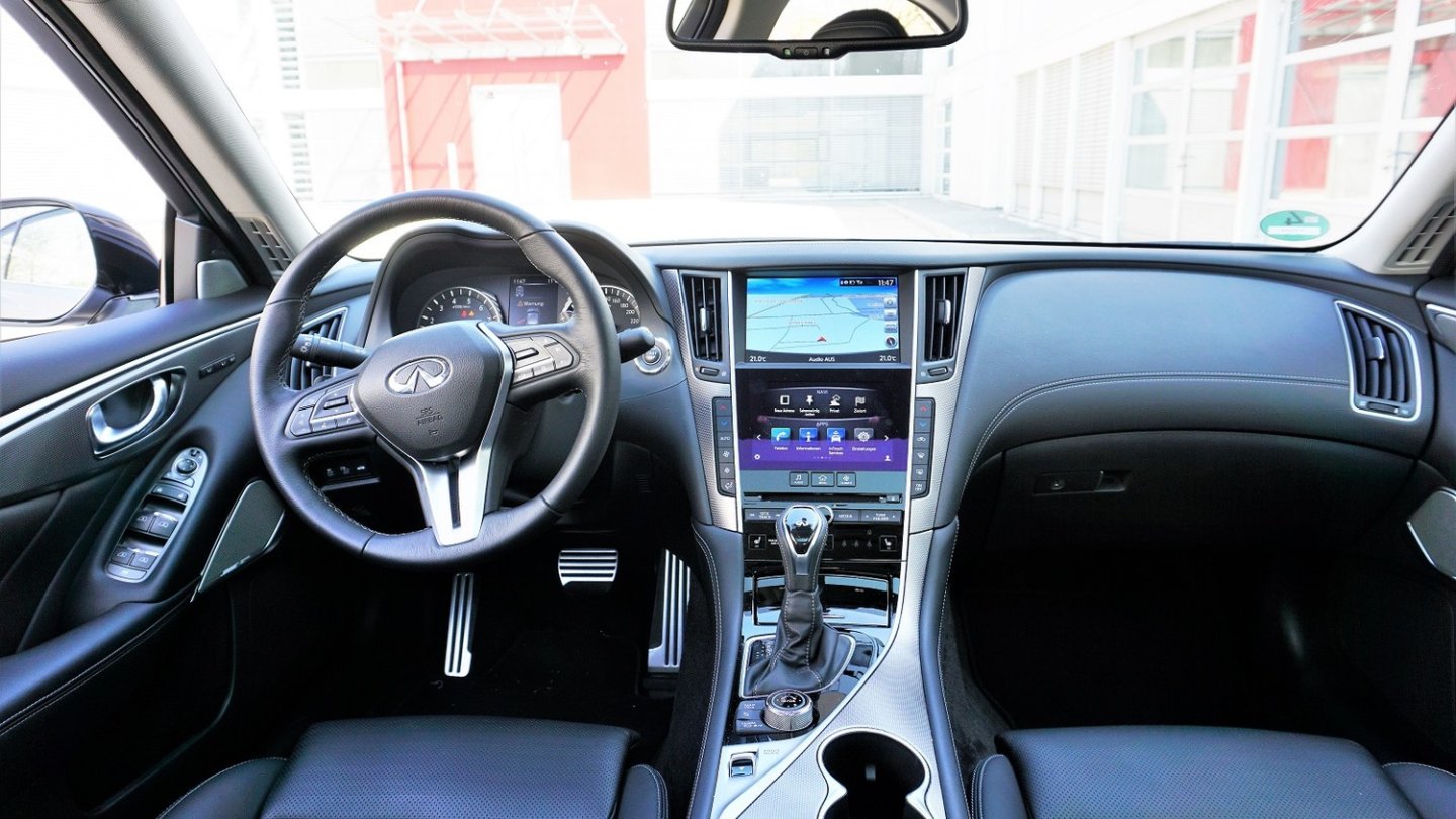 Zwei Monitore im Cockpit wirken sehr modern, die Bedienung ist fummelig.