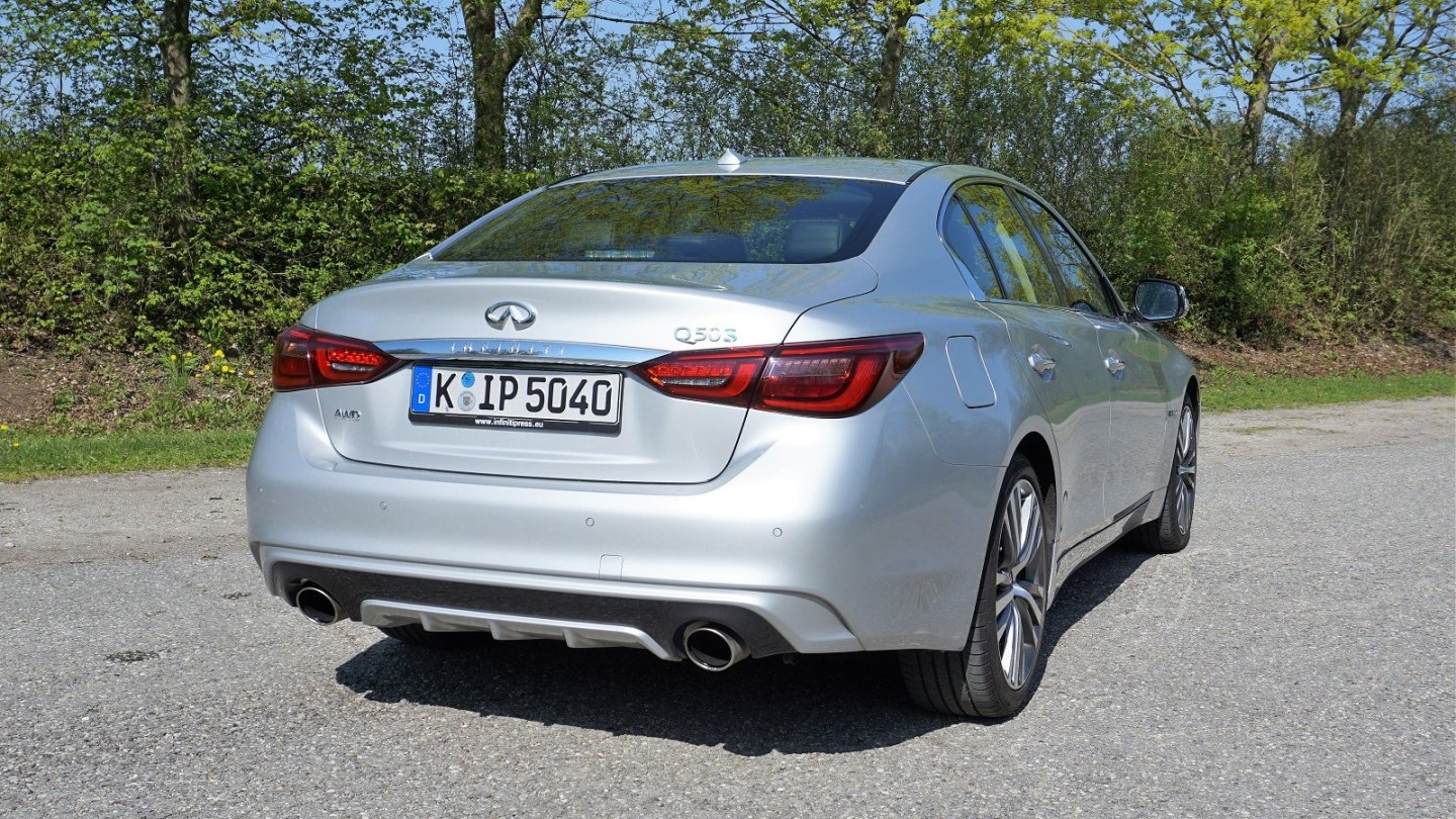 Zwei Endrohre und Diffusor am Heck: der Q50 demonstriert seine Kraft.