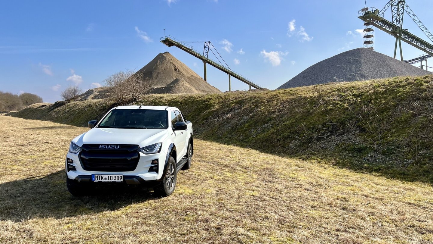 Schotter hilft: Der vollausgestattete Testwagen kostet 55.990 Euro.