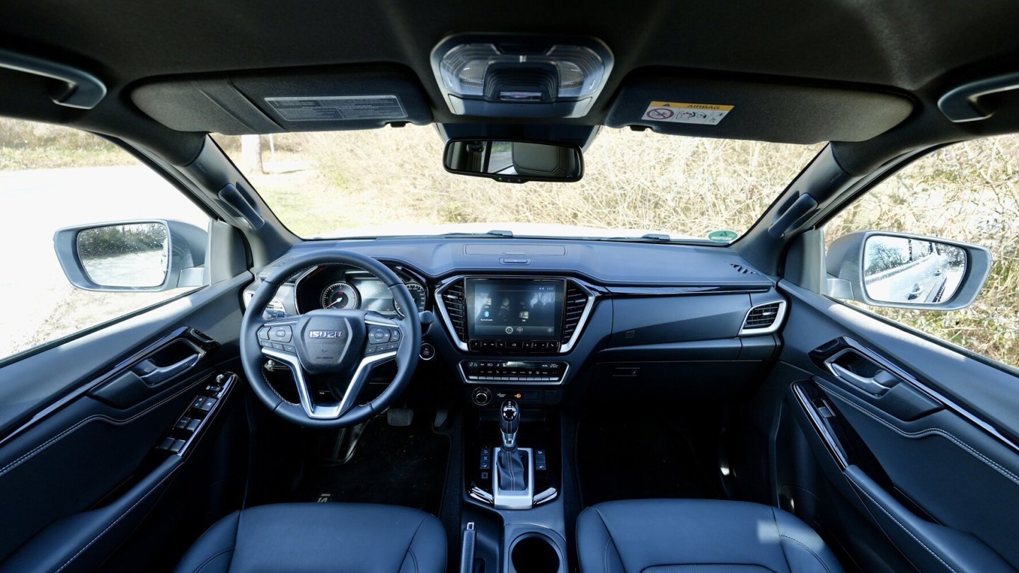 Übersichtliches Cockpit, im V-Cross mit neun Zoll großem Infotainment-System.