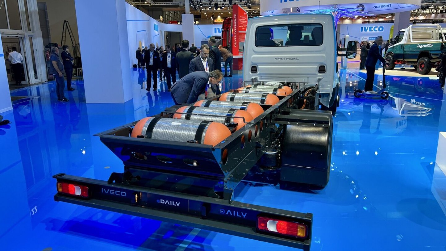 Sechs Tanks im Fahrgestell des Iveco Daily, drei sind es im Nexo.