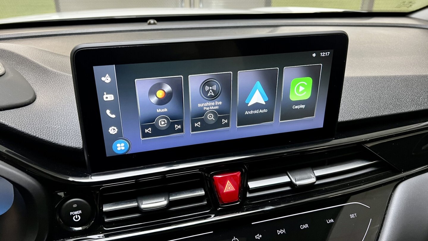 Smartphone-Inhalte können via Android Auto oder Apple CarPlay integriert werden.
