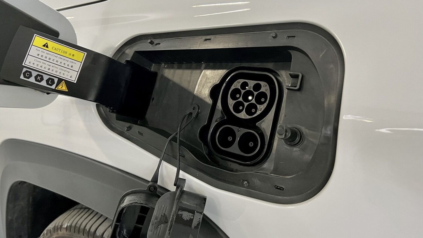 Vorne links ist der Ladeanschluss für Typ-2 und CCS.