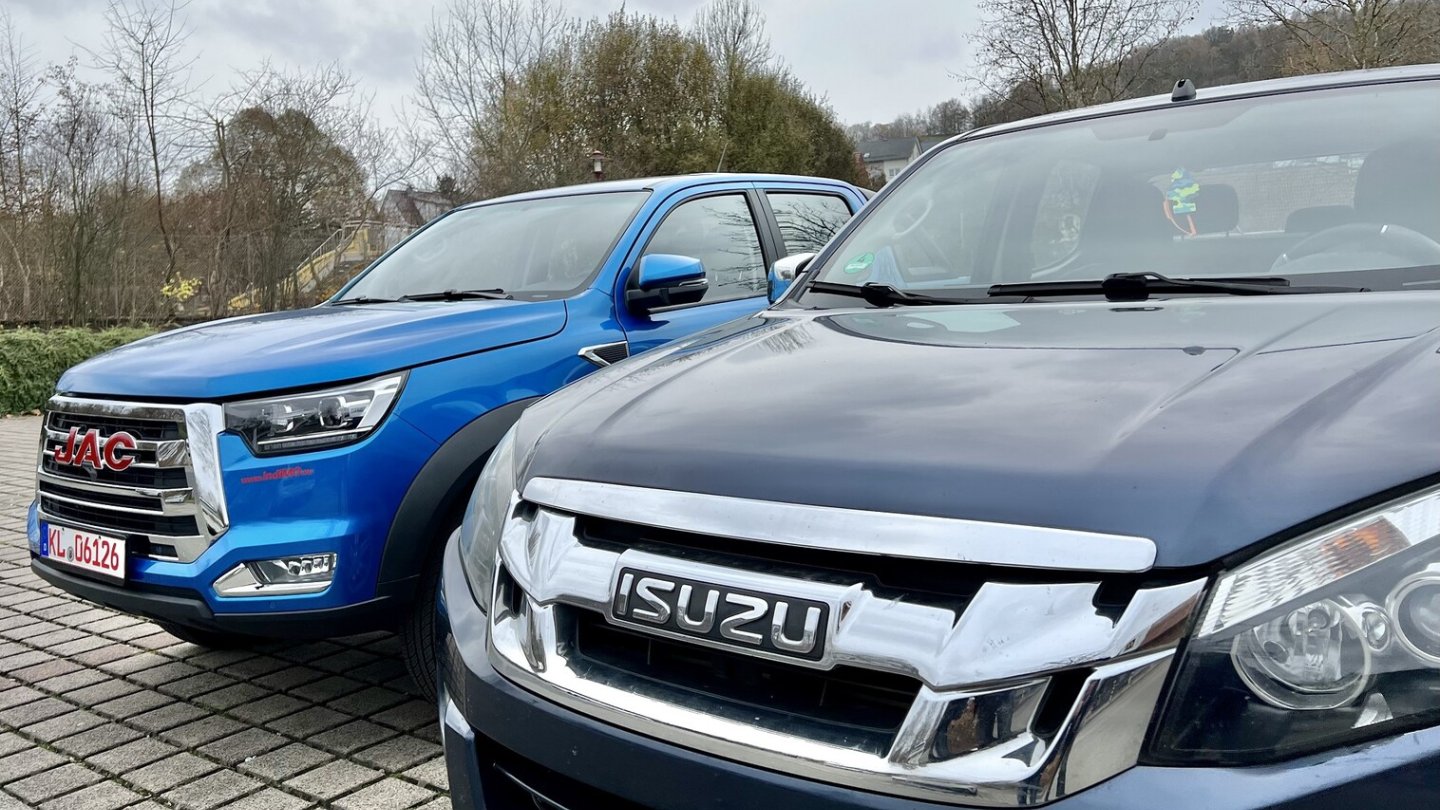 Konkurrenten wie der Isuzu D-Max (vorne) sind deutlich teurer als der JAC T8 Pro.