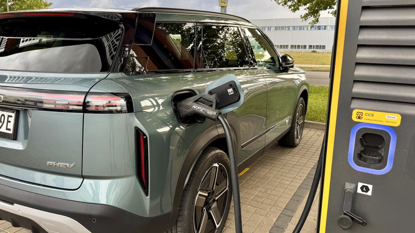 Den Jaecoo 7 kann man auch über CCS laden, hier klettert die Anzeige auf 43 kW.