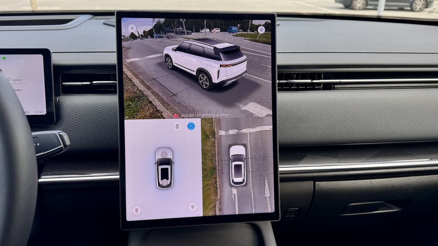 Die Rundumsicht-Kamera gehört zur Serienausstattung. Sie zeigt auch ein dreidimensionales Bild beim Abbiegen.