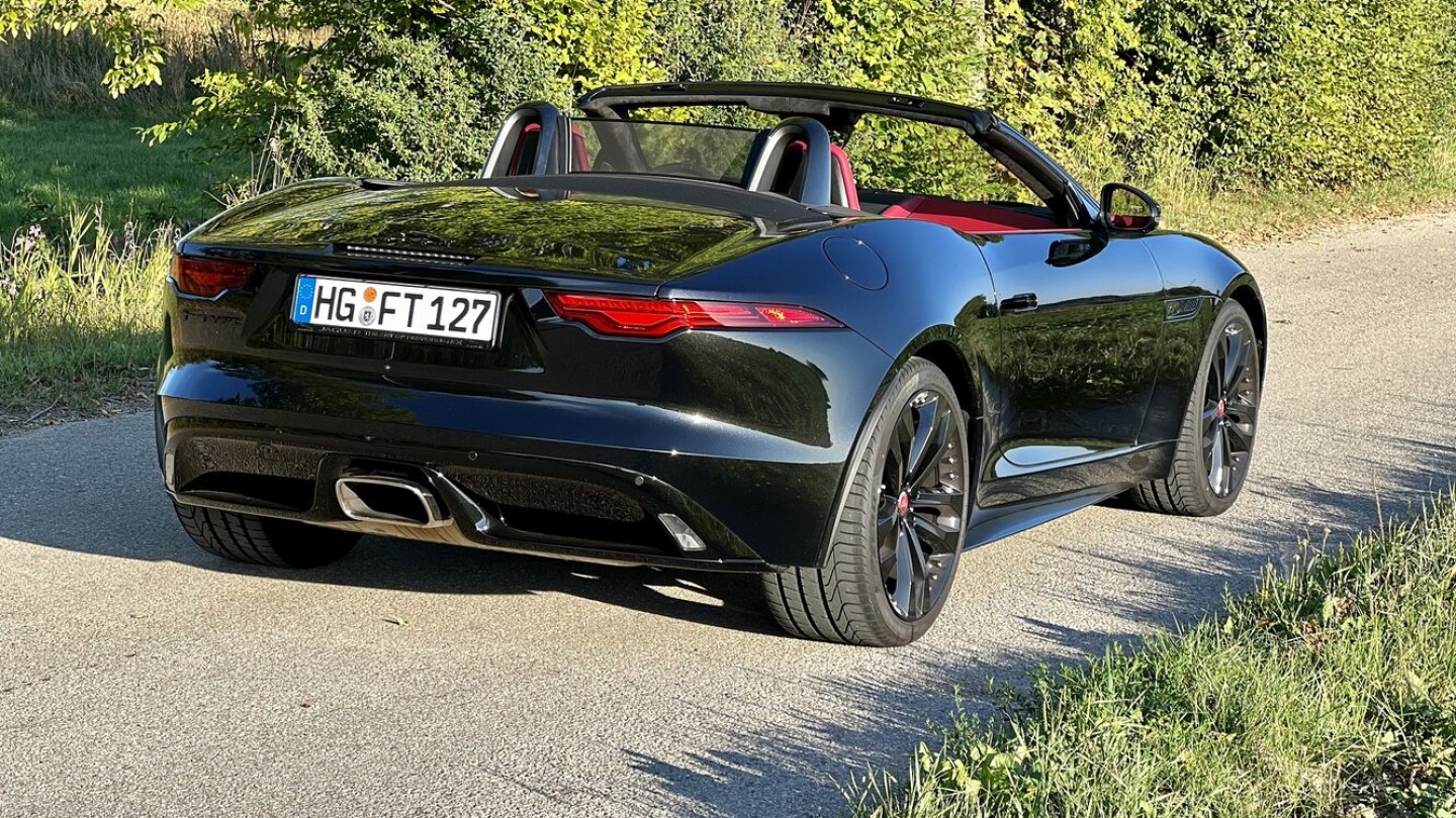 Der Testwagen fährt als R Dynamic mit optionalem Black Pack vor.