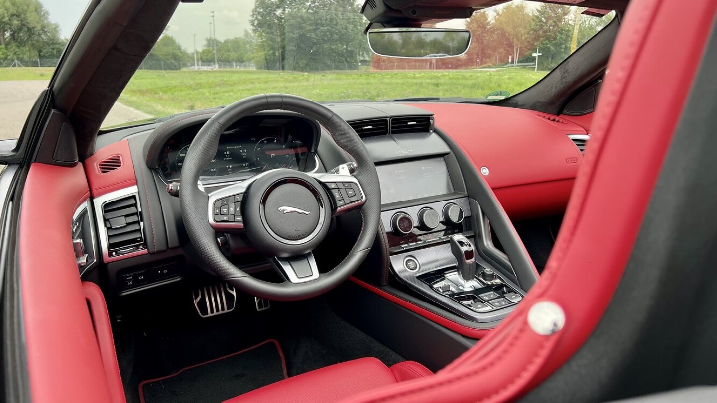 Auf bequemen Sitzen ist man sehr gut im Auto integriert.