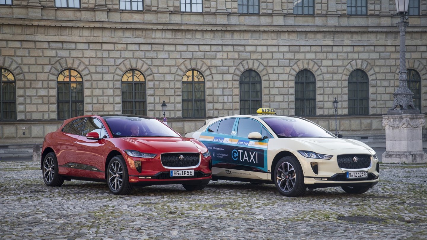 Für den Taxibetrieb wird der Jaguar I-Pace beklebt.