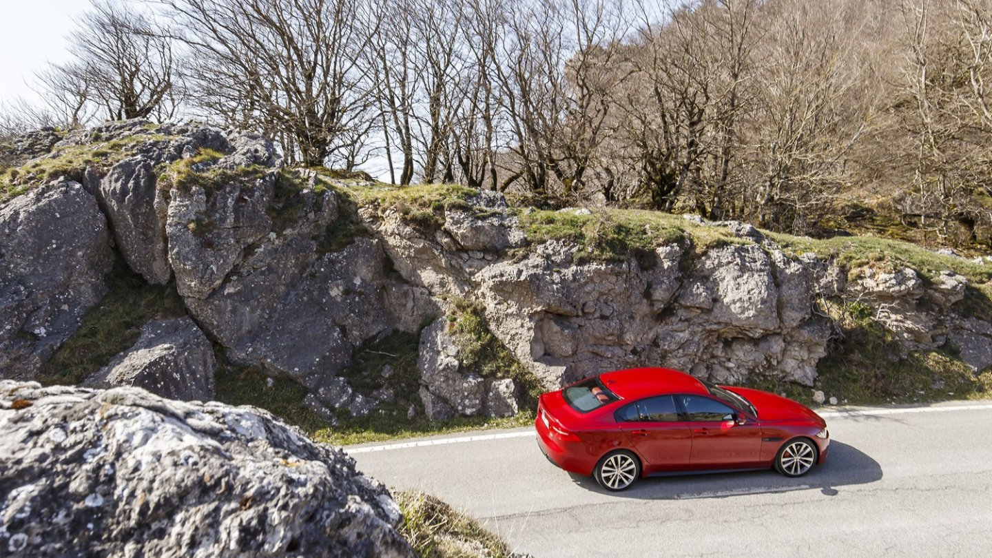 Statt British Racing Green gibt es Italian Racing Red. Auch ok.