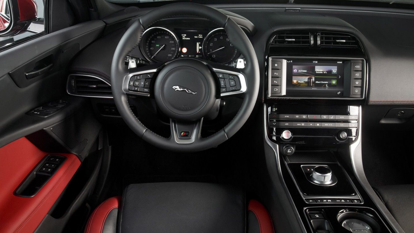 Das Cockpit des Jaguar XE: Gute Verarbeitung und angenehmes Design treffen auf gemischte Kunststoffqualitäten.