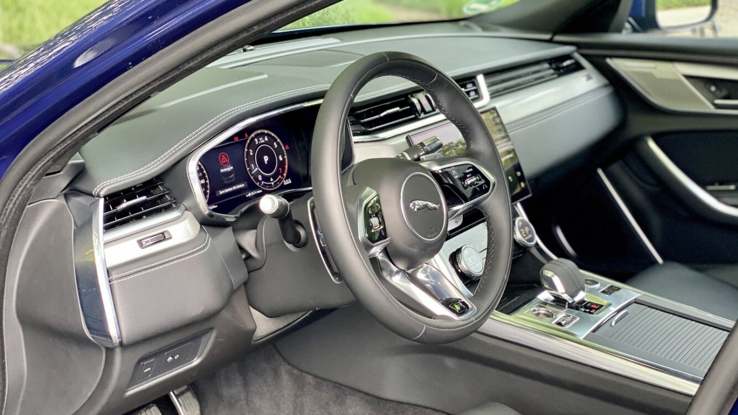 Das Facelift hat den Jaguar XF vor allem innen neu sortiert.