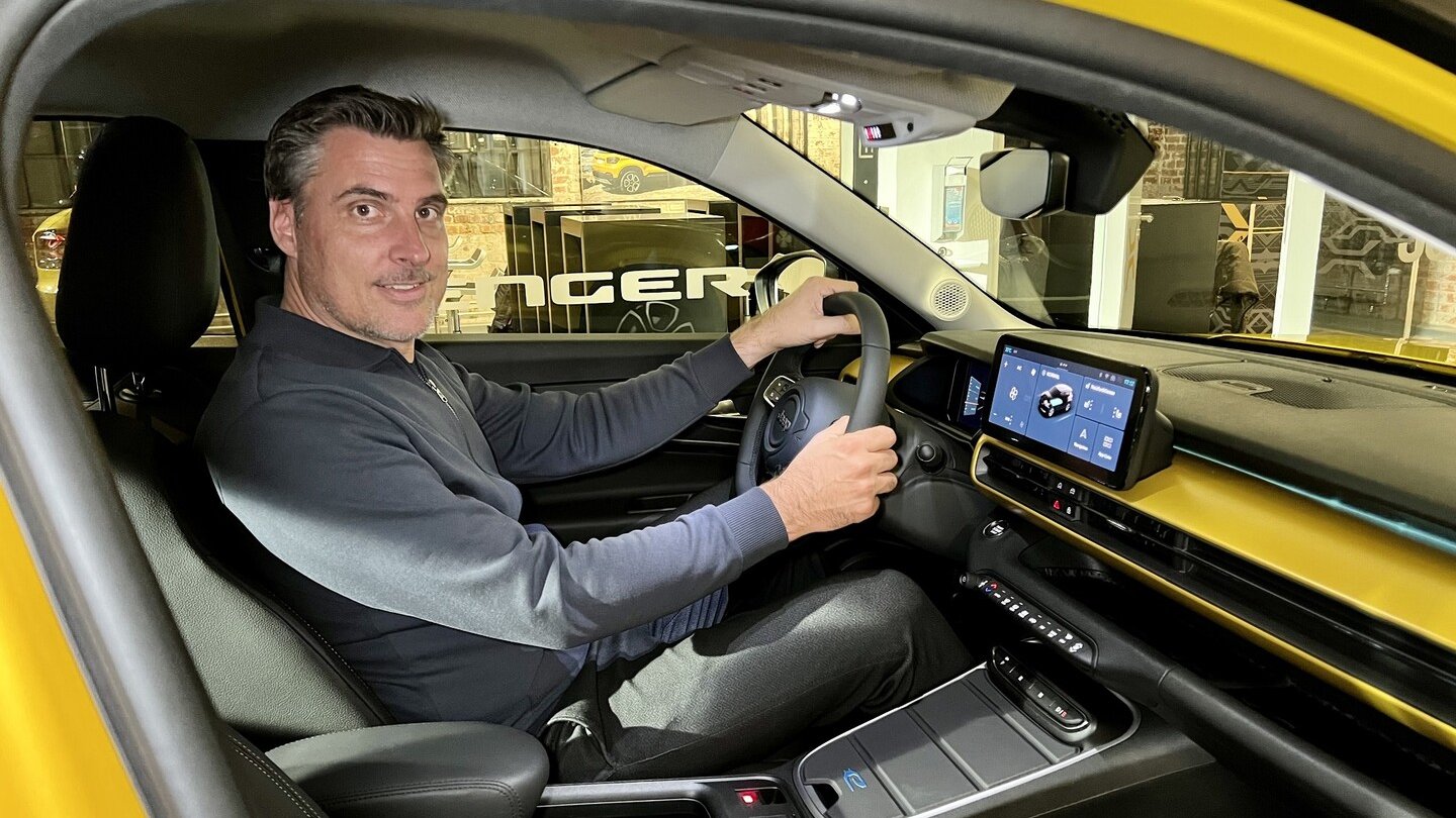 Das Cockpit kombiniert Konzernware mit eigenem Design.